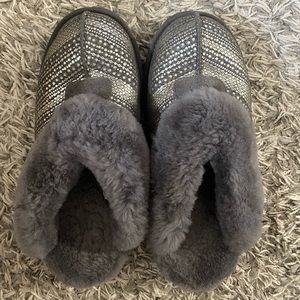 RARE UGG Gray Coquette Metallic Print Slippers